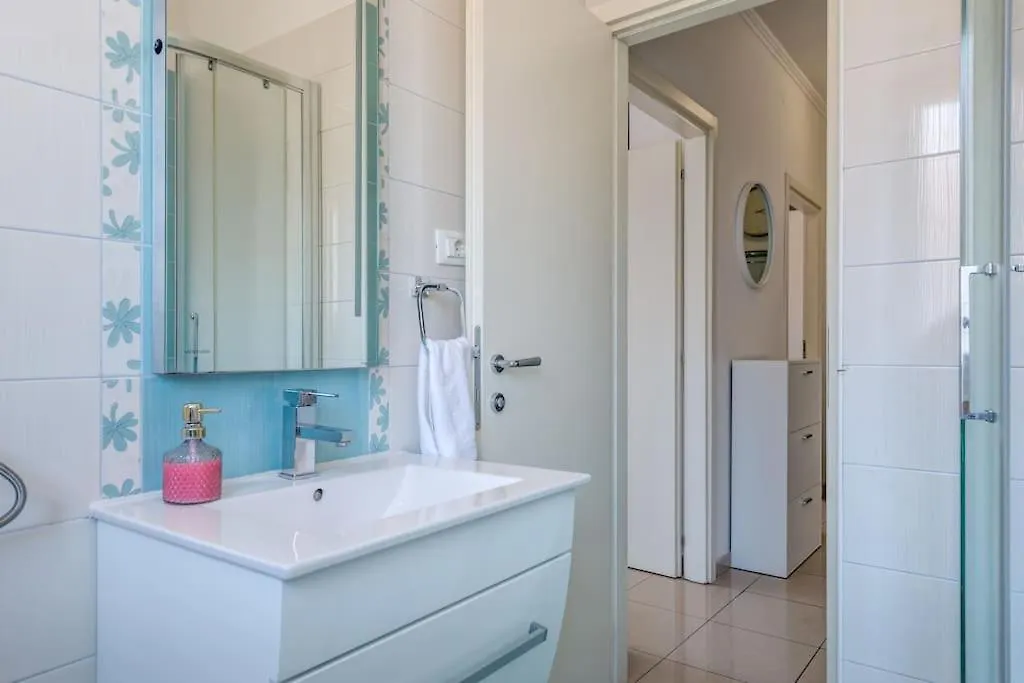 Seaview Apartment In City Centre Split
